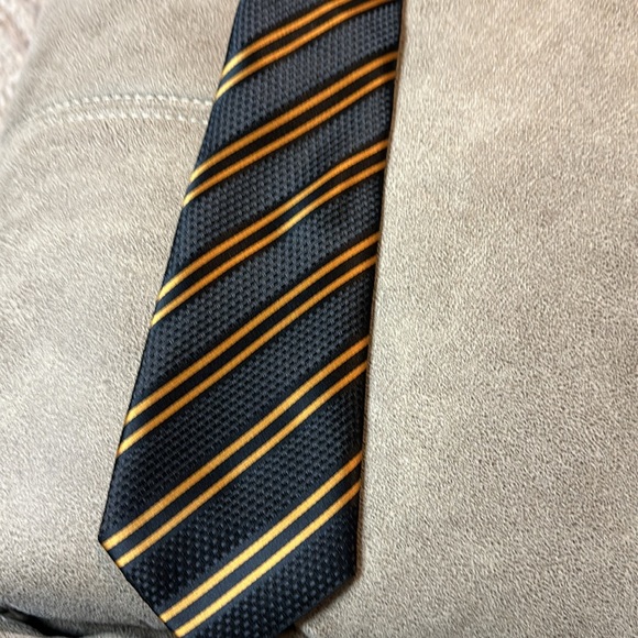 Tie, matching pocket scarf, and cuff links - Picture 3 of 5